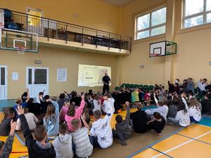 Policjant stoi przed grupą dzieci.