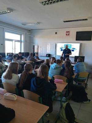 Policjant stoi przed grupą dzieci.