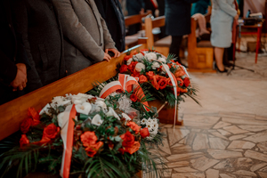 Wiązanki na ławce w kościele.