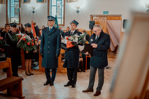 Komendant składa kwiaty.