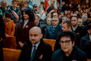 Komendant wraz z samorządowcami oraz przedstawicielami służb siedzą w ławce w kościele.