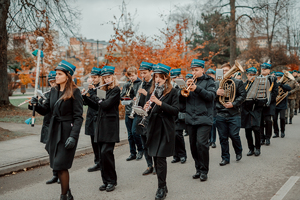 Przemarsz orkiestry ulicą.