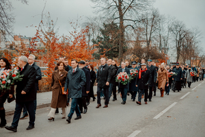 Przemarsz komendanta wraz z innymi przedstawicielami instytucji państwowych ulicą.