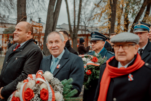 Komendant wraz z innymi przedstawicielami instytucji państwowych maszerują ulicą.