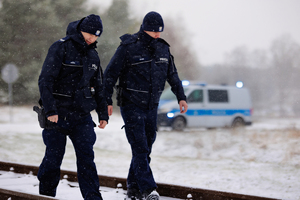 Dwóch Policjantów sprawdzają torowisko.