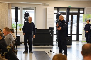 Policjant stoi przed podopiecznymi fundacji.