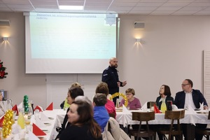 Policjant stoi przed podopiecznymi fundacji.