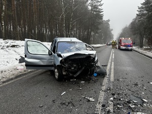 Wrak samochodu osobowego.