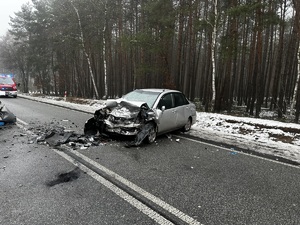 Wrak samochodu osobowego.