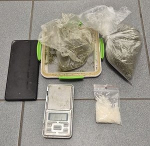 Substancje odurzające w workach foliowych, telefon i waga kieszonkowa.