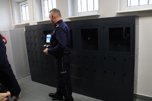 Komendant stoi przy depozytariuszu.