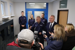 Komendant ze starostą udzielają wywiadu przy depozytariuszu.