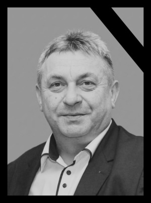 Czarno-biały portret mężczyzny.