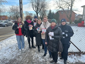 Policjantka stoi z przedstawicielami gminnych ośrodków.
