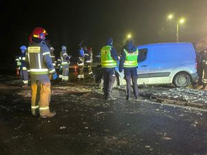 Na zdjęciu funkcjonariusze Policji na miejscu zdarzenia drogowego.