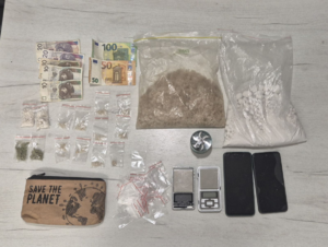 Narkotyki, waga, pieniądze.