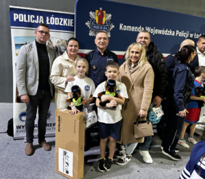 Laureaci konkursu powiatowego wraz z Komendantem Powiatowym Policji w Bełchatowie i rodzicami.