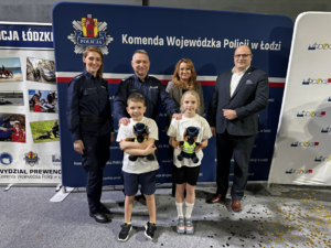 Laureaci konkursu powiatowego wraz z Komendantem Powiatowym Policji w Bełchatowie, policjantką i przedstawicielami samorządów powiatu bełchatowskiego.