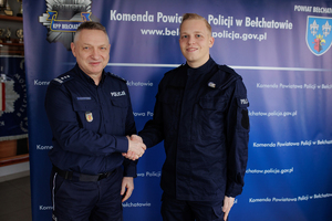 Komendant gratuluje policjantowi.