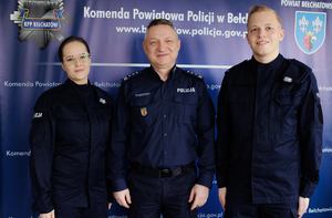 Policjant i policjantka z Komendantem.