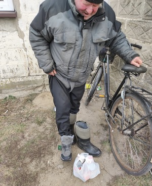 Mężczyzna zakłada buty.