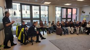 Policjanci stoją przed uczniami.