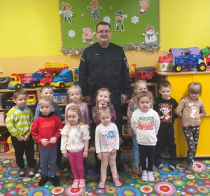 Policjant stoi z grupą dzieci.