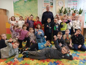 Policjant stoi z grupą dzieci.