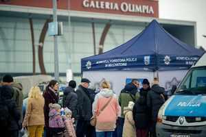 Stoisko komendy w Bełchatowie na tle Galerii Olimpia.