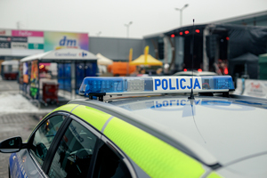 Podświetlenie radiowozu na tle parkingu galerii na którym jest scena.