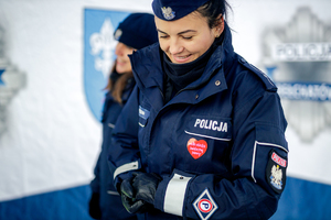 Policjantka z naklejonym serduszkiem WOŚP.