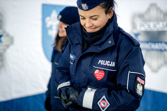 Policjantka z naklejonym serduszkiem WOŚP.