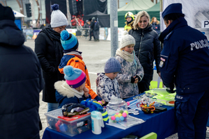 Dzieci przy stoisku bełchatowskiej komendy.