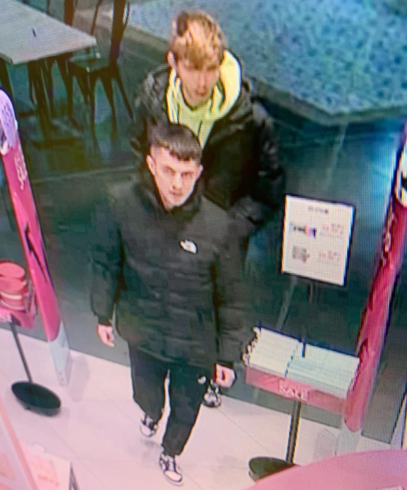 Dwóch mężczyzn wchodzi do sklepu.