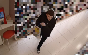 Mężczyzna ucieka ze sklepu.