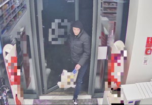 Mężczyzna wchodzi do sklepu.