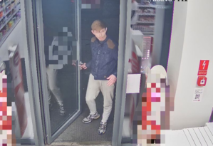 Mężczyzna wchodzi do sklepu.