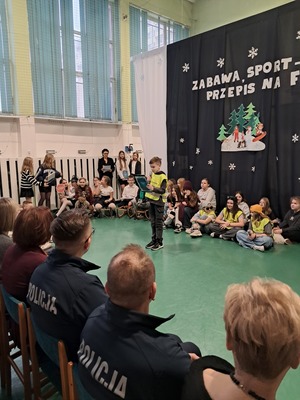 Policjanci oglądają występ dzieci.