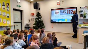 Policjant stoi przed grupą dzieci.