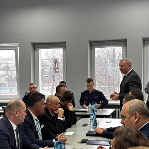 Przedstawiciele samorządów i komendanci siedzą za biurkami.