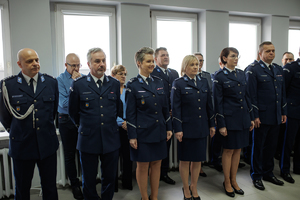 Policjanci w ubiorze galowym stoją w szyku.