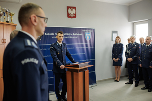 Pierwszy Zastępca Komendanta Powiatowego Policji w Bełchatowie przemawia za mównicą.