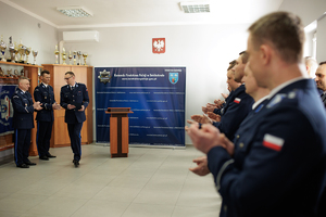 Policjanci klaszczą.