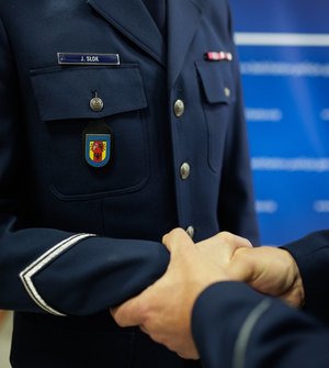 Uścisk dłoni komendanta Słoka.