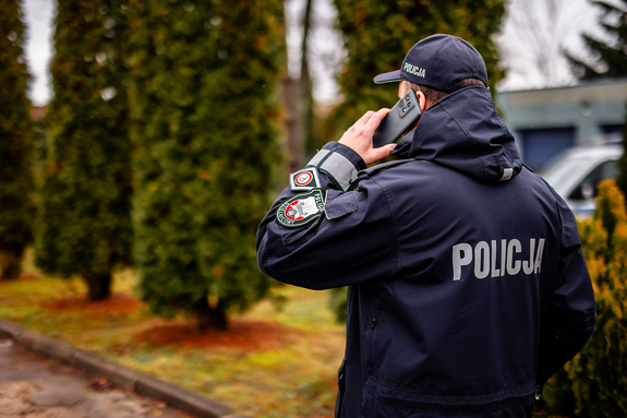 Dzielnicowy rozmawia przez telefon.