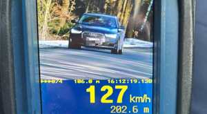 Miernik prędkości z widocznym pojazdem marki Audi i prędkością 127km/h.
