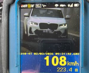 Zdjęcie miernika prędkości na którym widnieje pojazd BMW, prędkość 108 km/h.