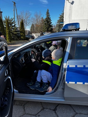 Dzieci w radiowozie.