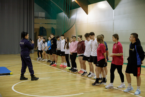 Policjantka mówi do młodzieży.