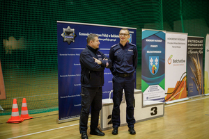 Dwóch policjantów.